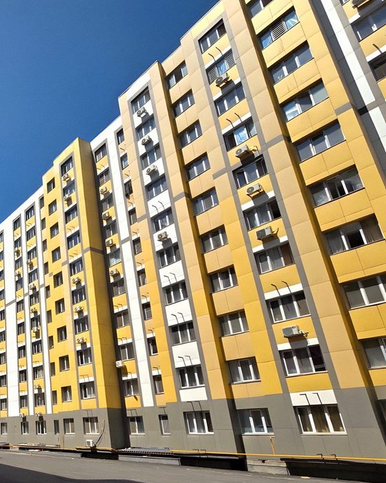 Фасад дома с жёлтыми панелями