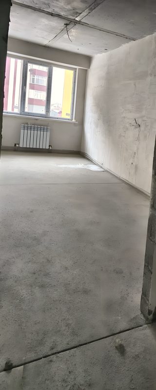 Комната с окном и батареей
